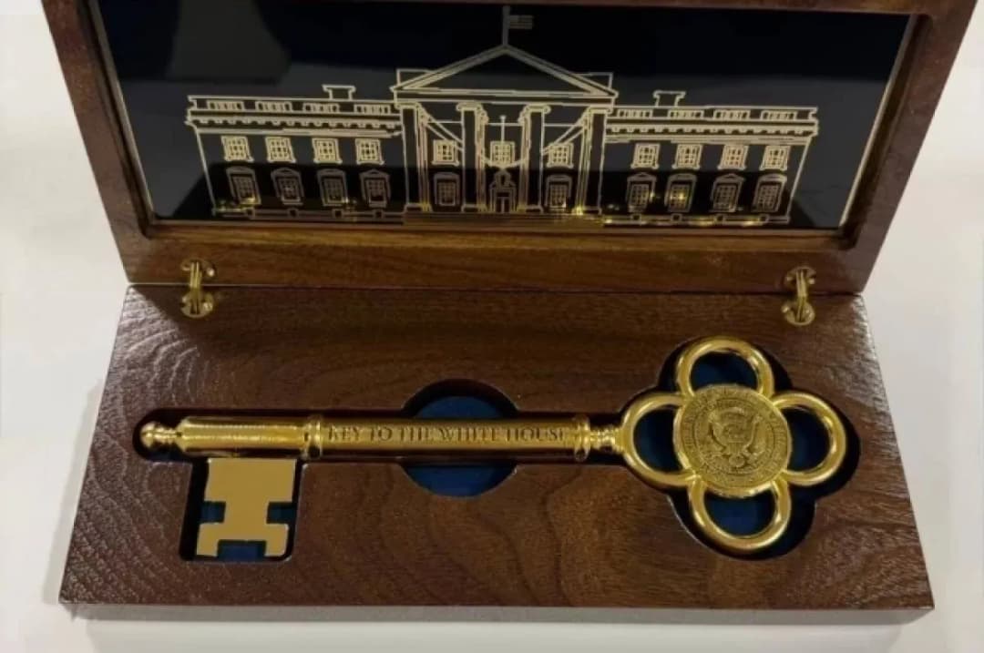 Трамп подарил Токаеву ключ от Белого дома и автограф