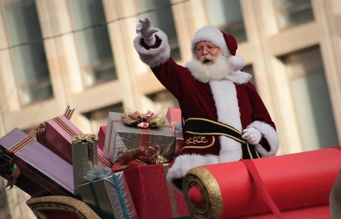 Santa-Klaus Roždestwonyň öňüsyrasynda dünýäni aýlanyp çykýar