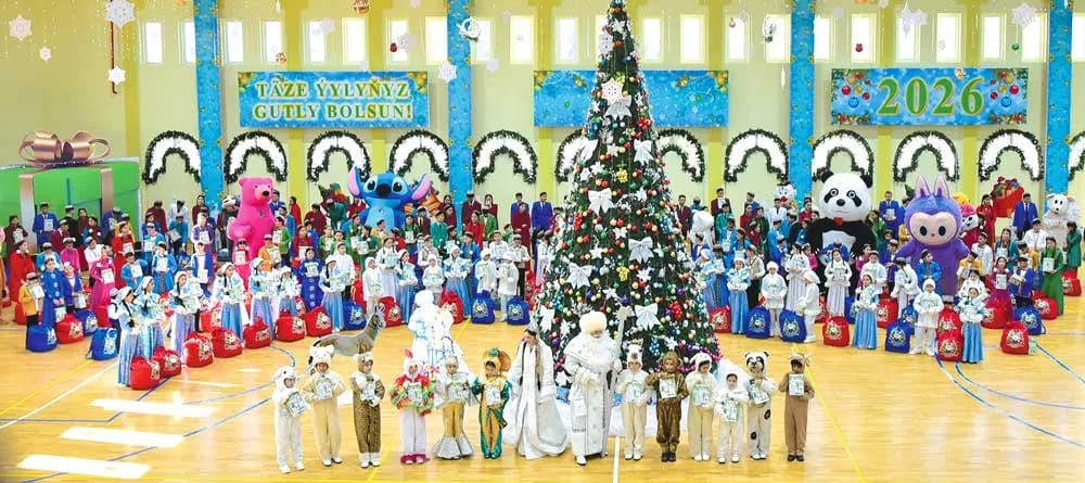 The students of "Döwletliler köşgi" received gifts on behalf of the leadership of Turkmenistan