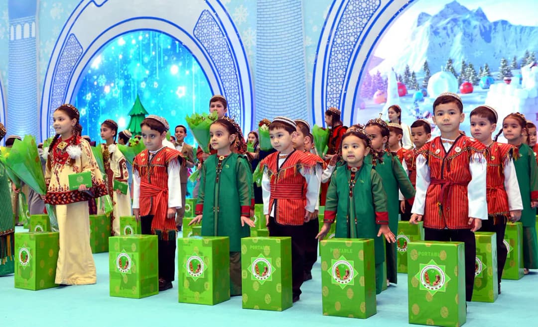 В Туркменистане наградили лауреатов специальной детской премии имени Гулбаба