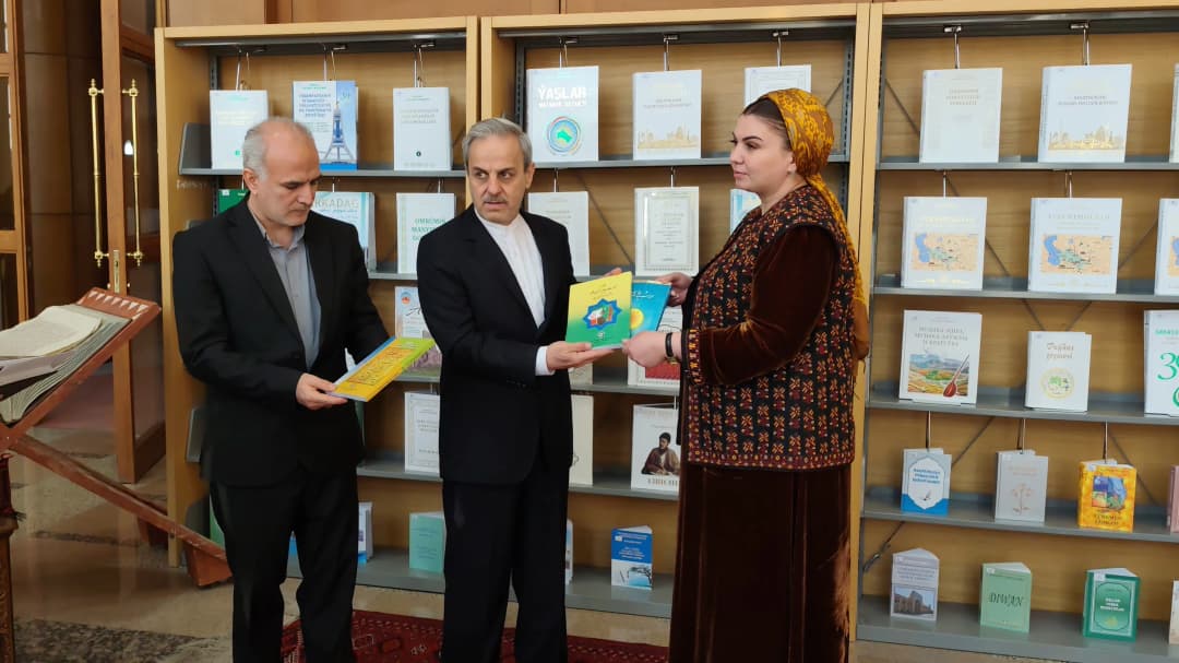 Иран передал Туркменистану книги на персидском языке