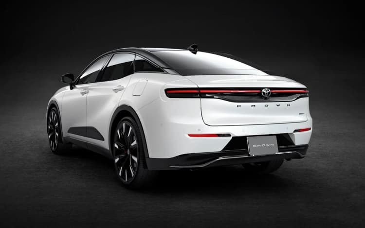 Toyota показала первые фото рестайлинговой Crown Crossover