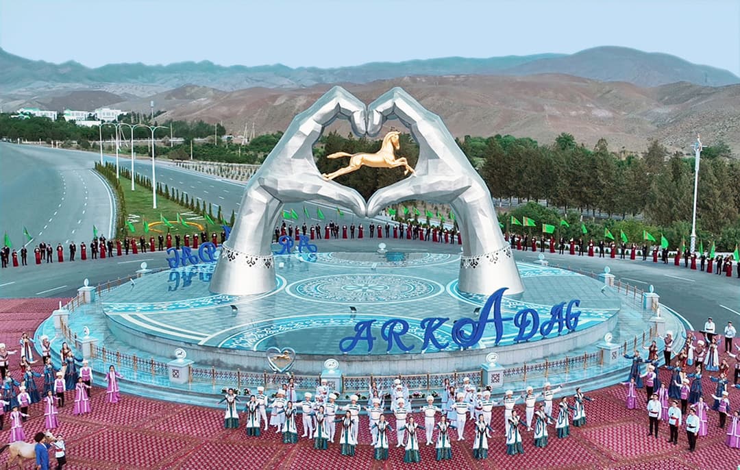 В Аркадаге открыли монумент Taýçanak и участок проспекта Ahalteke atlary