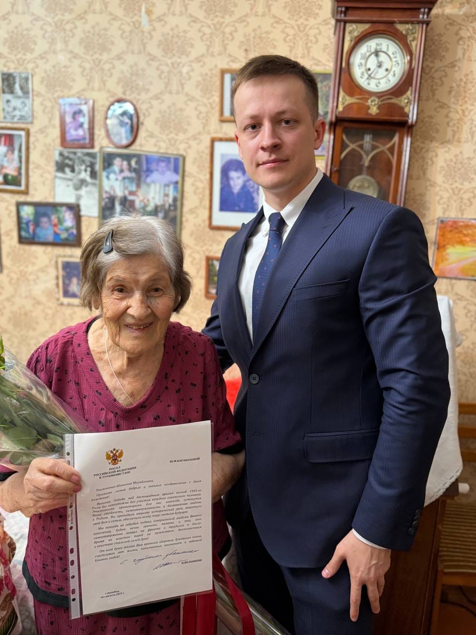 Российские дипломаты поздравили с 98-летием ветерана ВОВ в Туркменистане