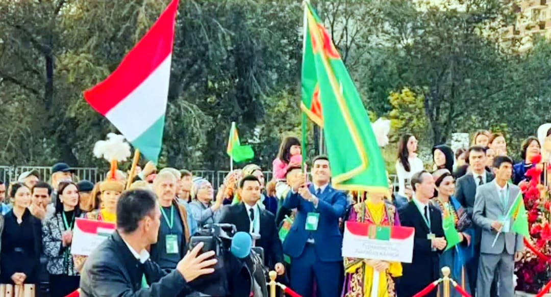 Театр западного региона Туркменистана участвует в фестивале ТЮРКСОЙ