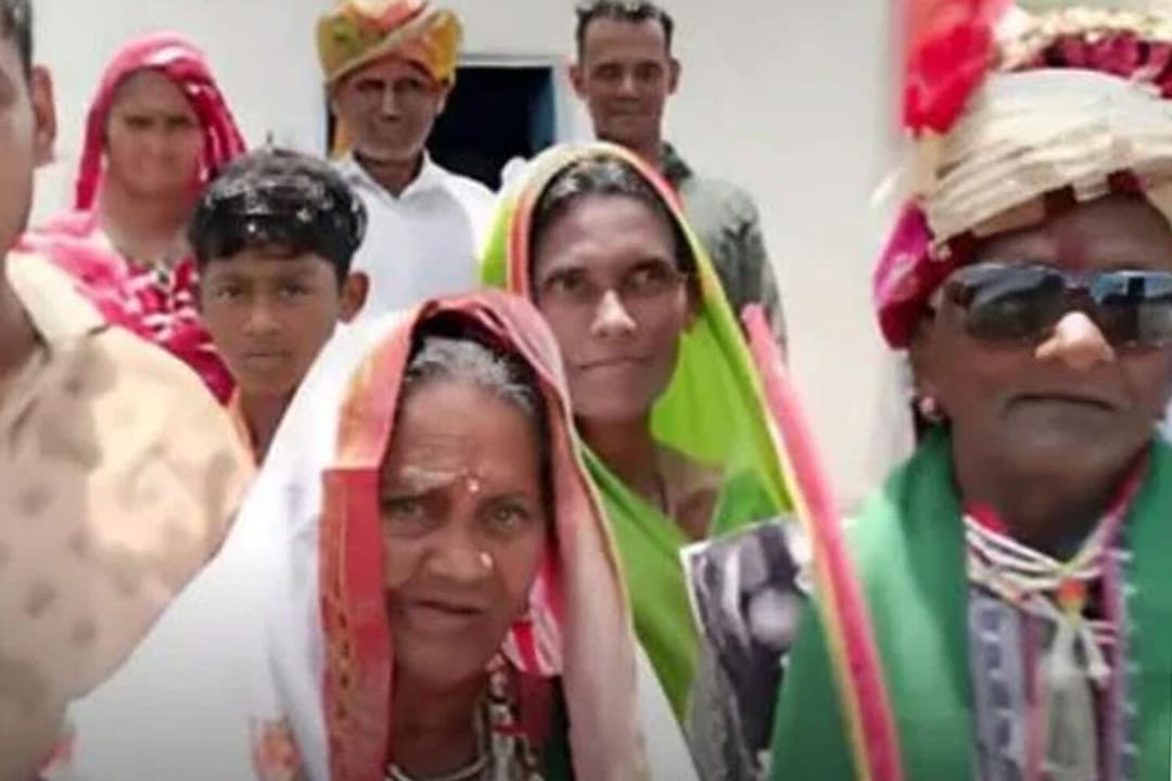 Hindistanly är-aýal 70 ýyl bile ýaşanlaryndan soňra toý tutdy