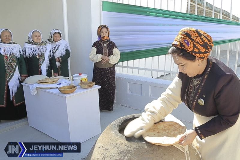 Спикер Парламента Туркменистана испекла лепешку в тамдыре новоселов