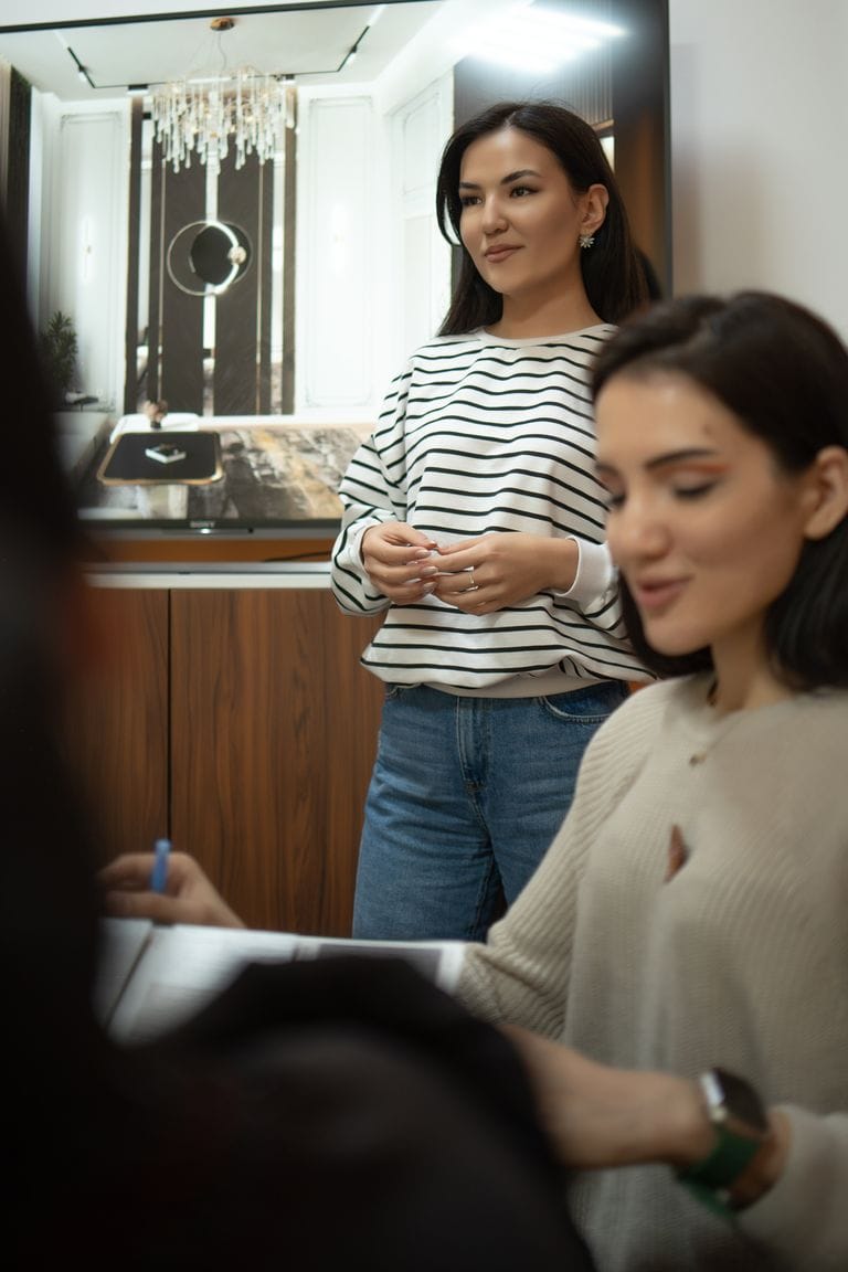 Caspy Creative: täsirli brendler we dizaýn dünýäsine ýol görkezijiňiz