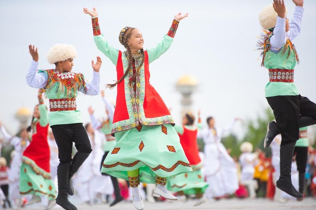 На площади в Ашхабаде 300 детей исполнили национальный танец куштдепди