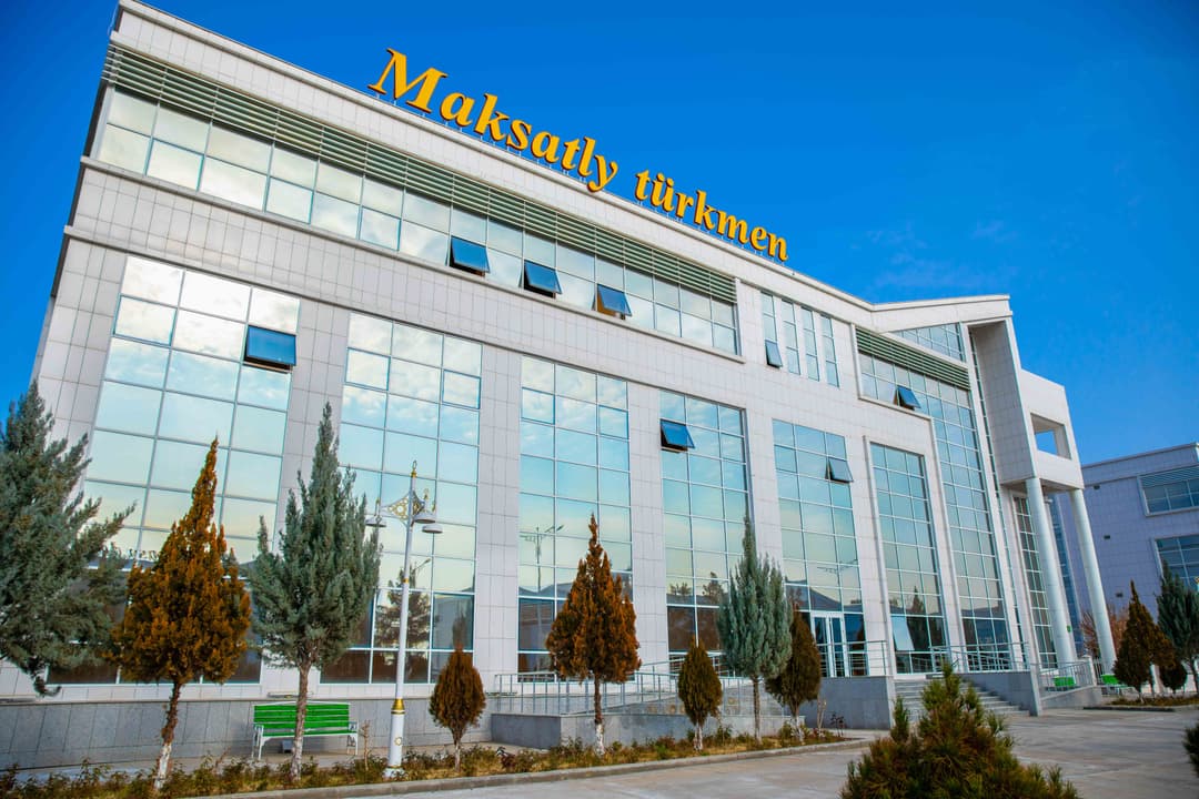 «Maksatly Türkmen» berk alýumin çarçuwaly ajaýyp aýna gapylary hödürleýär