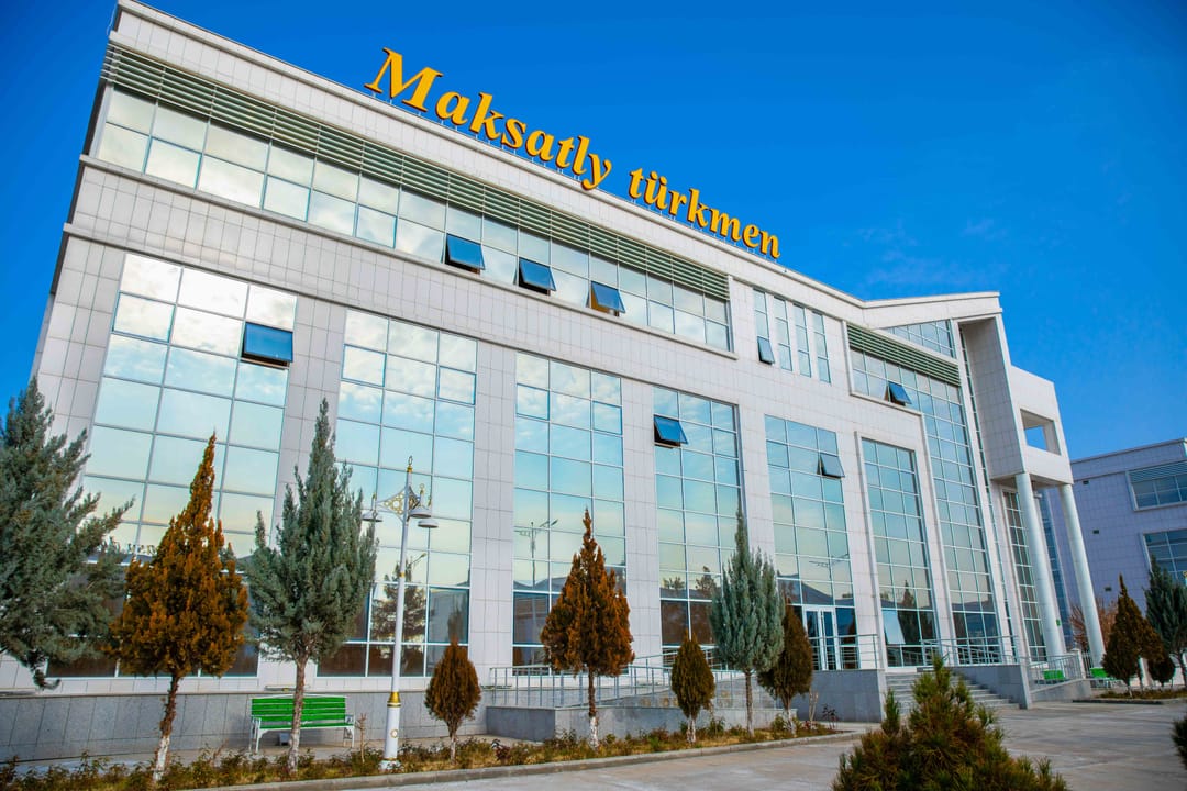 «Максатлы Туркмен» предлагает стильные стеклянные двери в прочной алюминиевой раме