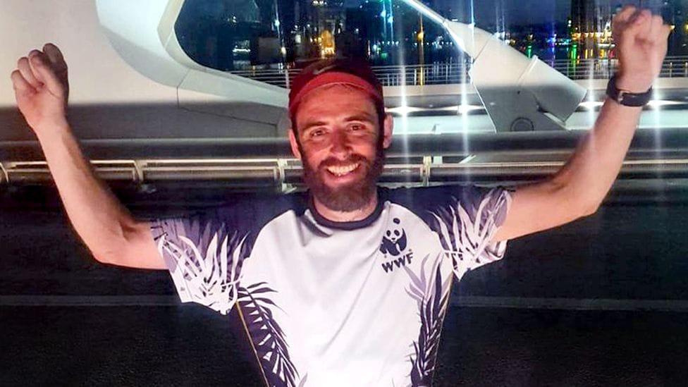 A run man runs the whole Ireland less than for 24 hours