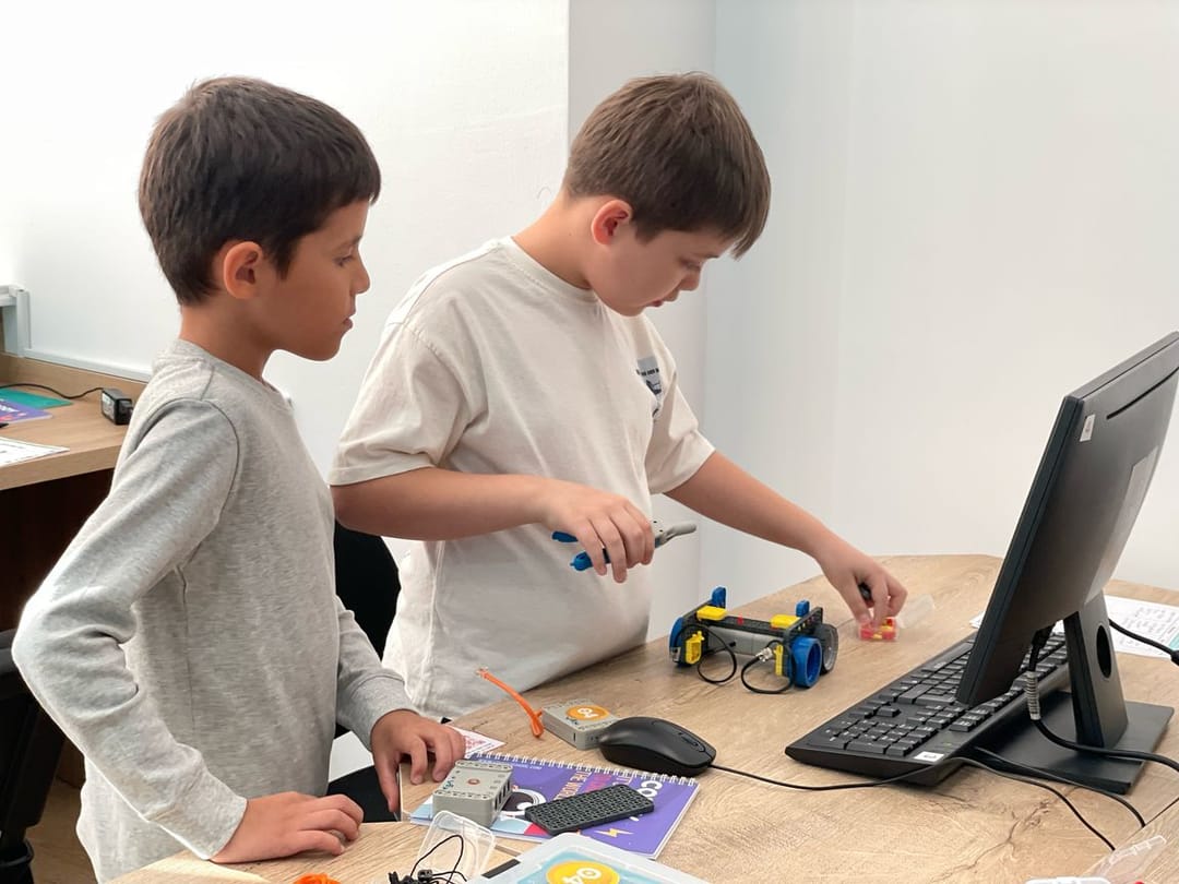 «Coddy» programmirleme mekdebinde «Häzirki zaman dünýäsinde robototehnika» atly temadan Açyk gapylar güni geçirilýär