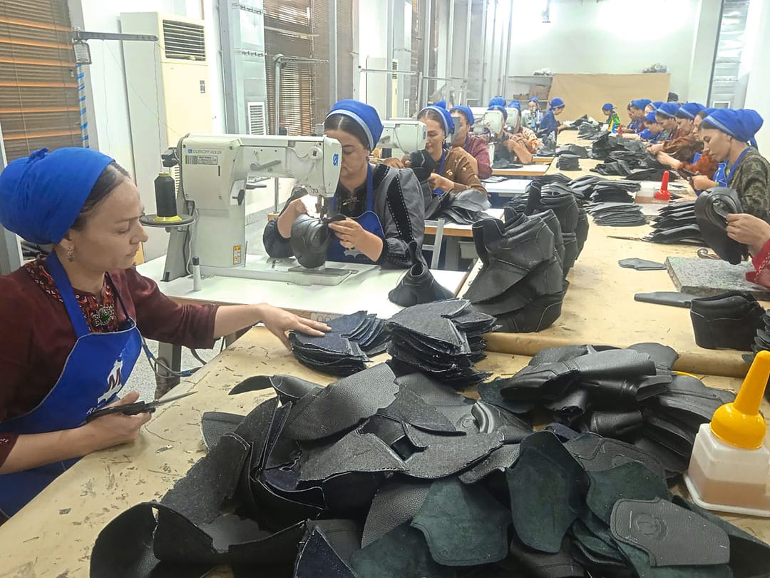 ОАО на юге Туркменистана начало выпуск большой партии кожаной обуви для газовиков