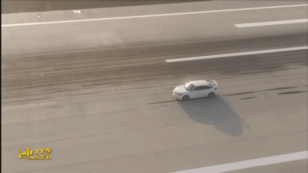 Гурбангулы Бердымухамедов протестировал ВПП аэропорта Туркменбаши на спорткаре