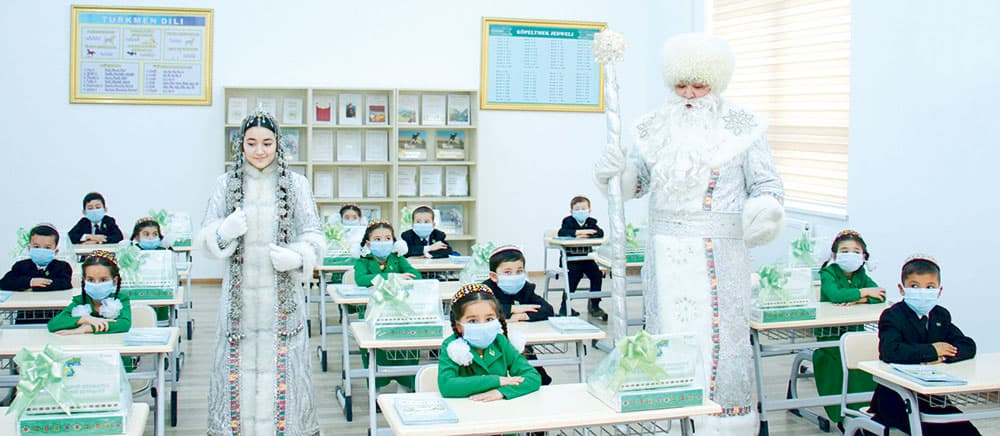 Daşoguz welaýatynyň orta mekdepleriniň birinji synp okuwçylaryna kompýuterler gowşuryldy