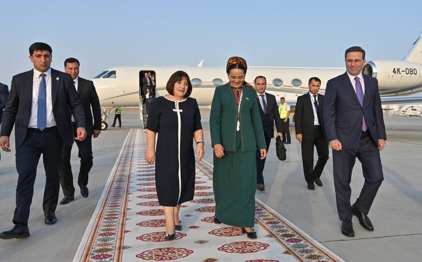 Глава парламента Азербайджана прибыла в Туркменистан на конференцию ООН