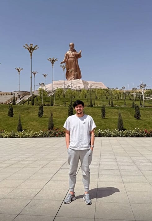 Сердар Азмун посетил Ашхабад и поделился фотографиями из парка «Махтумкули»