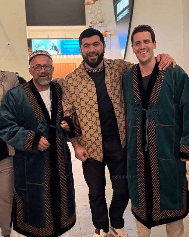 Ягшимурадов подарил национальный наряд руководству лиги PFL