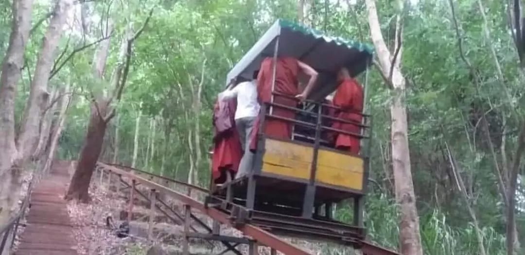 Şri-Lankada asma ýoluň wagony ýere gaçyp, ýedi dindar heläk boldy