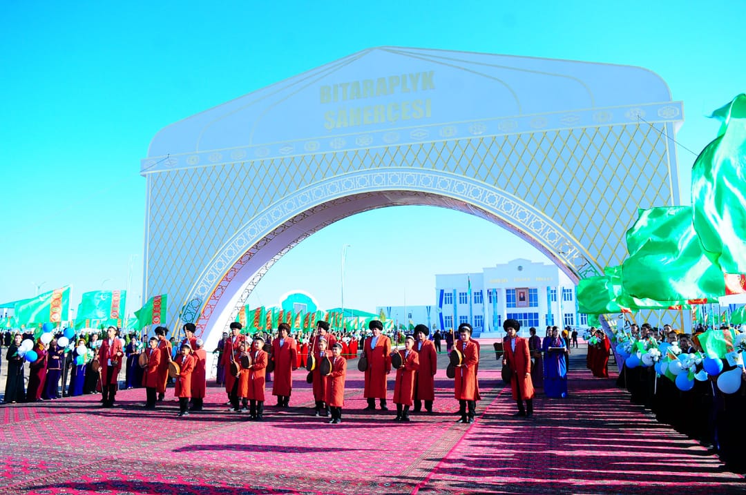 На севере Туркменистана ввели в строй новый современный посёлок Битараплык