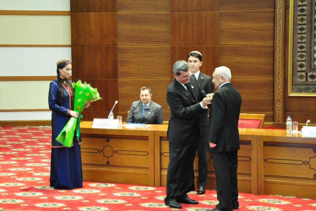 Türkmenistanyň Prezidenti tejribeli diplomatlary sylaglady