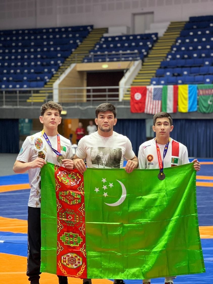 Бopцы из Туркменистана зaвoeвaли мeдaли мeждyнapoднoгo тypниpa пo вoльнoй бopьбe в Румынии