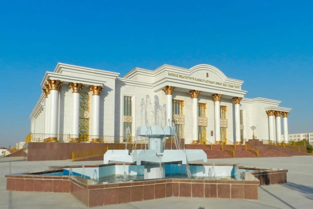 В театре северного региона Туркменистана ставят комедию итальянского драматурга