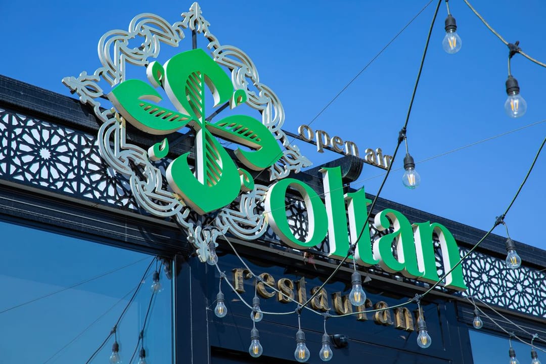 Открытая терраса ашхабадского ресторана Soltan Open Air приглашает провести осенний вечер на свежем воздухе