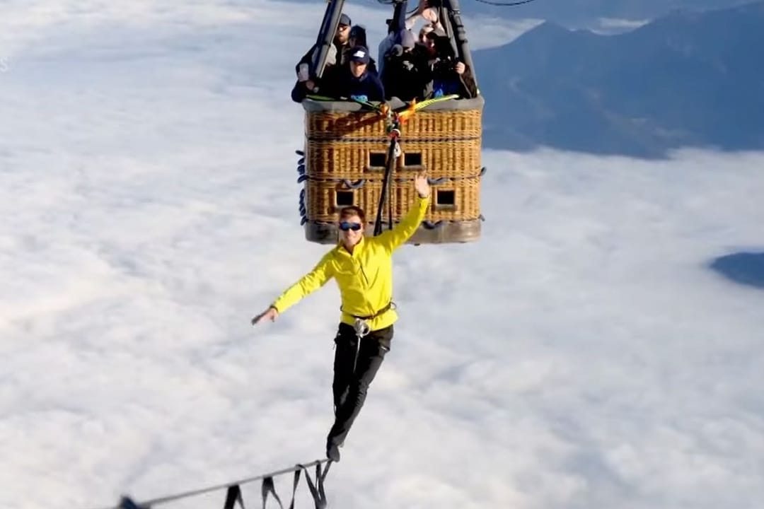 Alman ekstrem sporcuları, 2500 metre yükseklikte balonların arasına gerdikleri ip üzerinde yürüdü