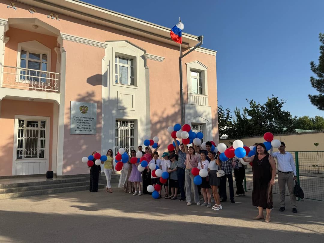 В Ашхабаде состоялась торжественная церемония поднятия флага России