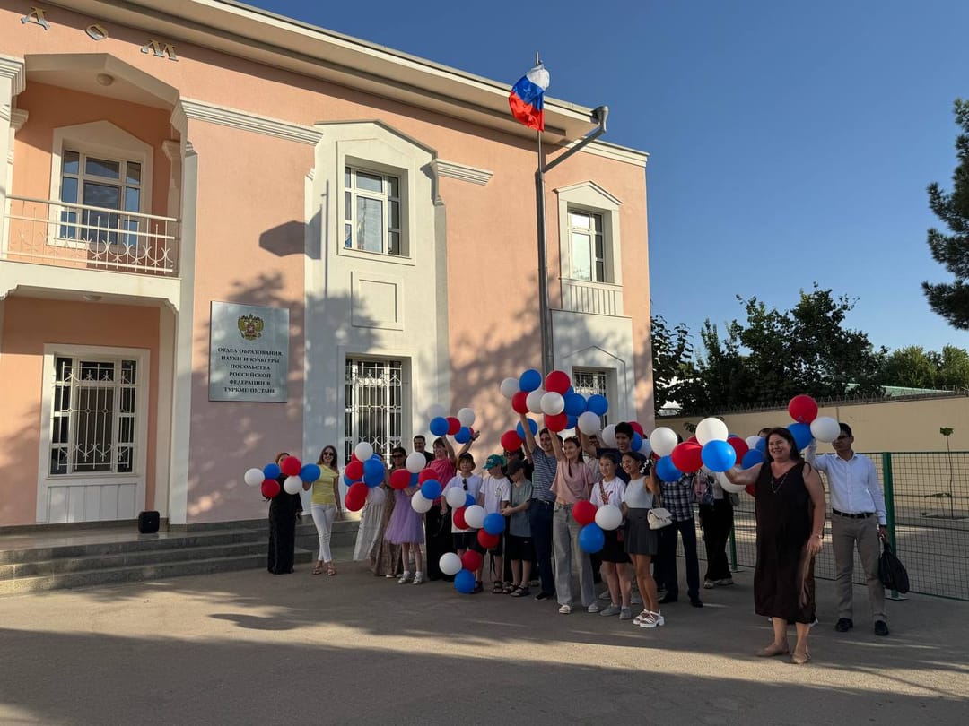 В Ашхабаде состоялась торжественная церемония поднятия флага России