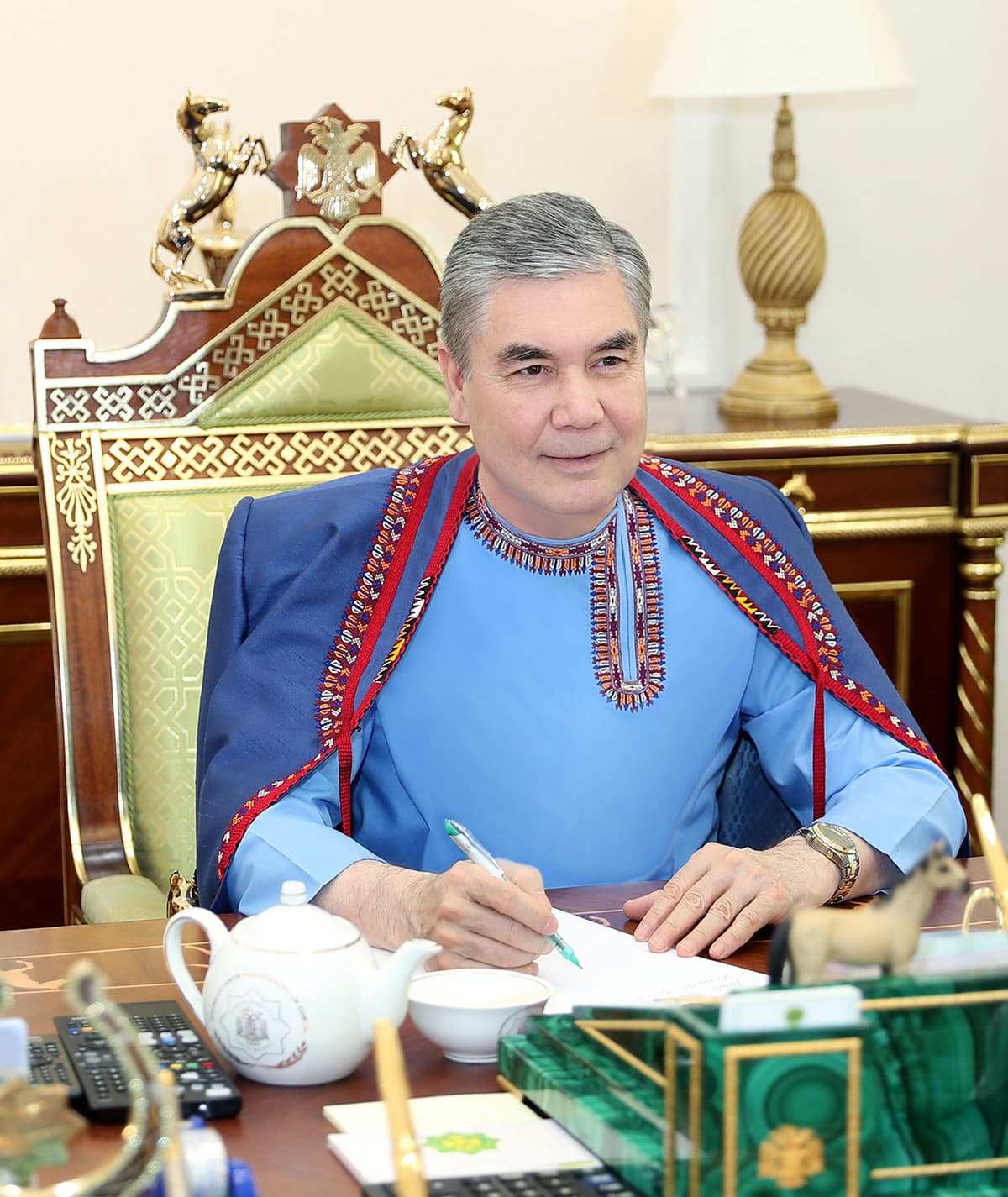 Гурбангулы Бердымухамедов выпустил книгу «Электроэнергетическая мощь Туркменистана»