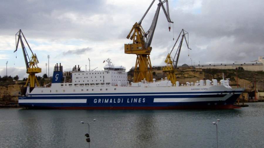 У берегов Греции загорелся круизный лайнер