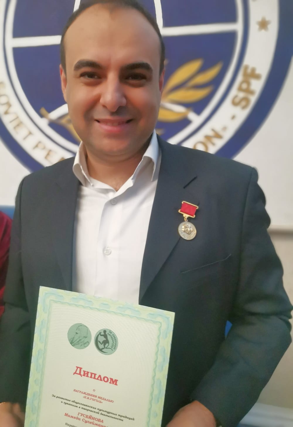 Популяризатор туркменской классической музыки Мамед Гусейнов награжден медалью имени Н.В. Гоголя