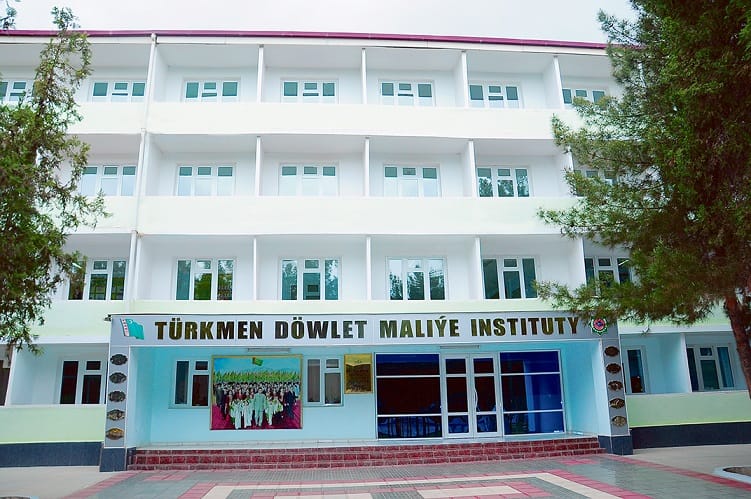 Türkmen döwlet maliýe institutynda uçurymlara bagyşlanan dabara geçirildi