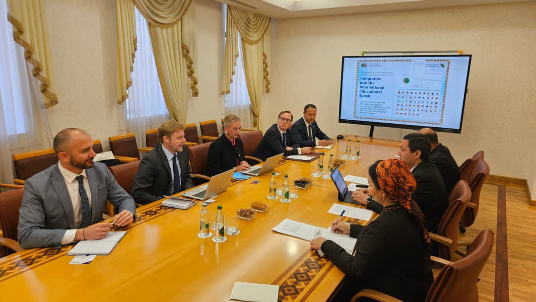 Türkmenistan Eğitim Bakanlığı'nda İngiliz AQA heyeti ile bir görüşme gerçekleştirildi
