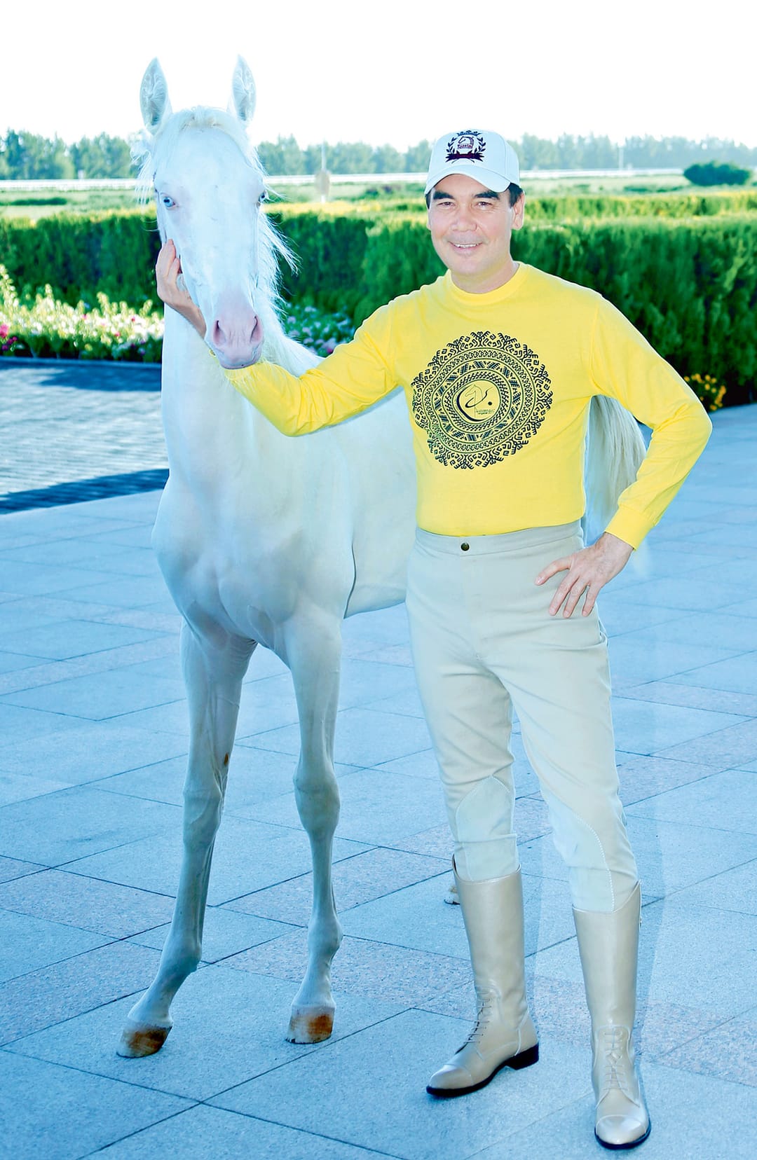 Türkmenistanyň Prezidenti atçylyk toplumyna baryp gördi