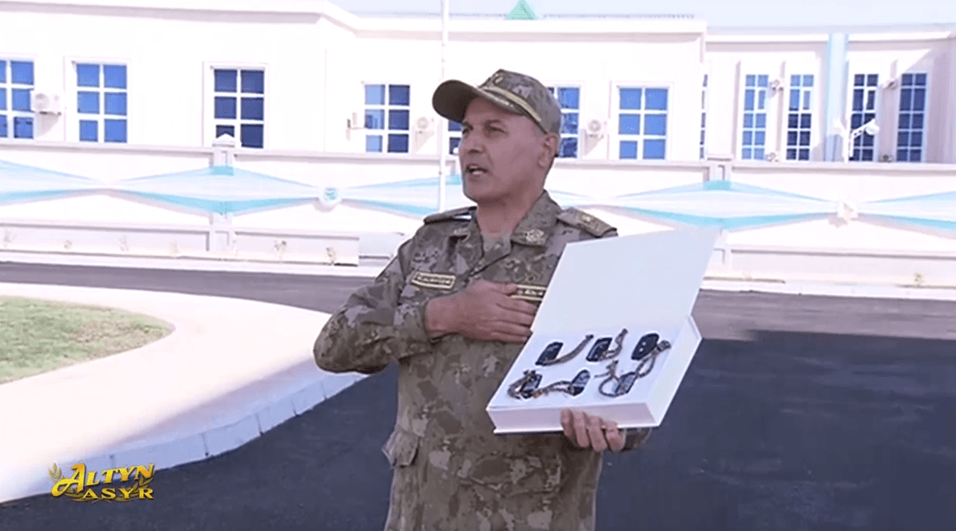 Президент Туркменистана вручил начальнику погранслужбы ключи от новых автомобилей