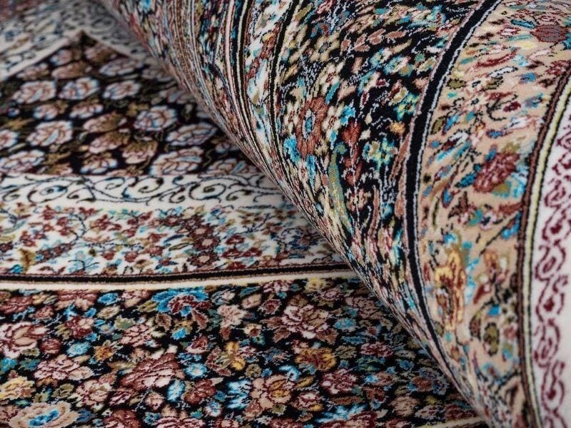 На халачском предприятии Kümüş Ýüpek создают ковры с иранскими мотивами