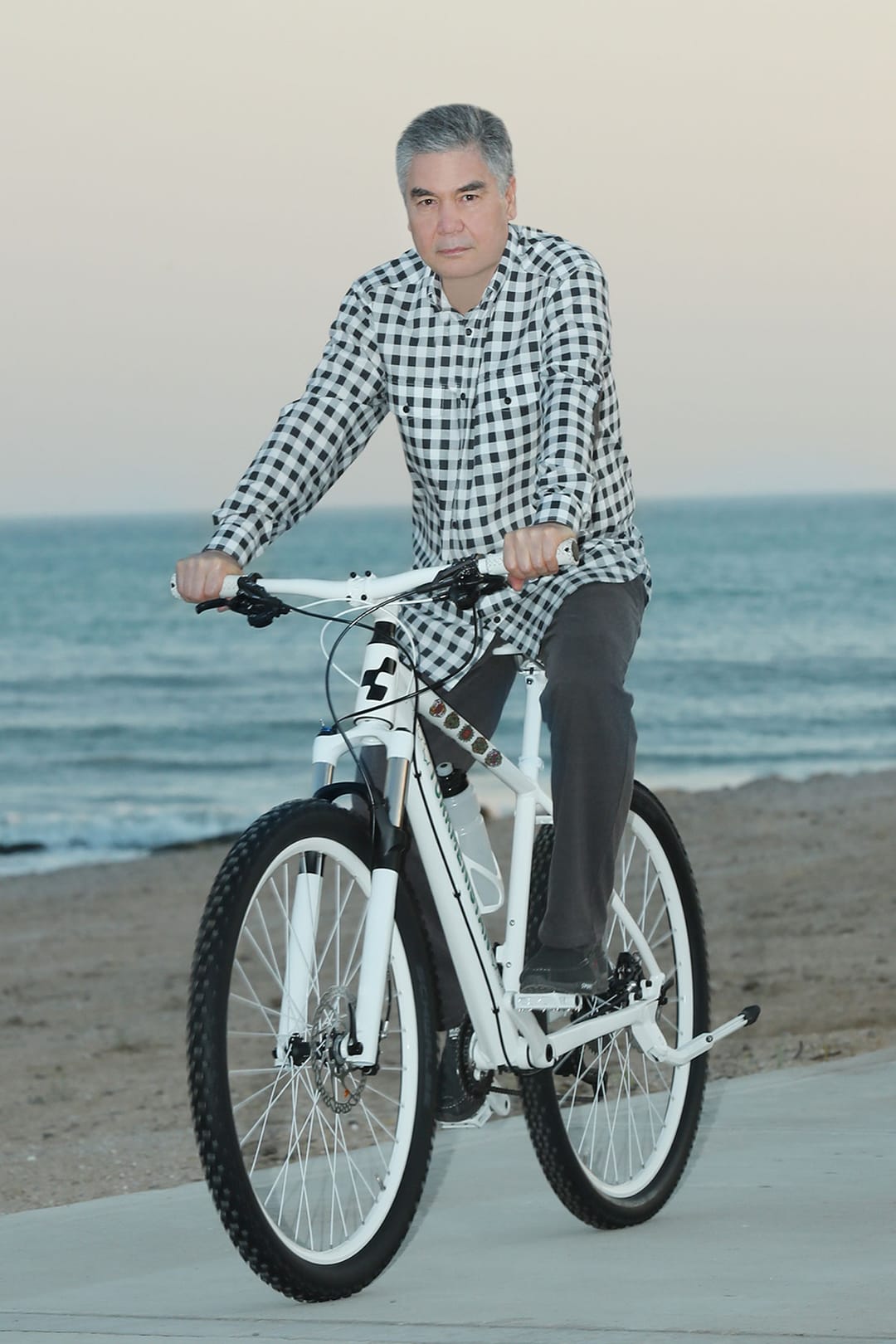 Президент Туркменистана совершил велопрогулку по Каспийскому побережью