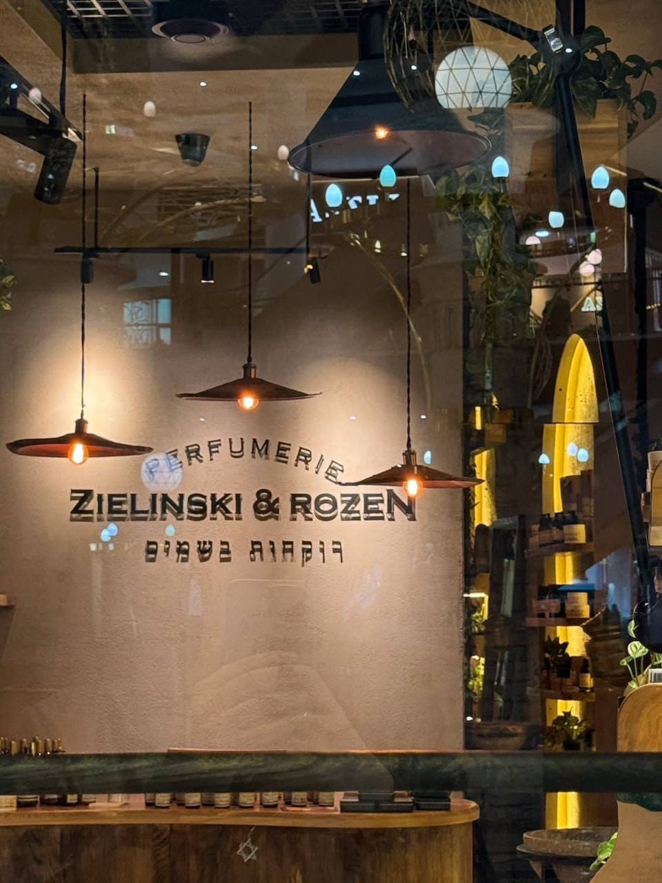 «Zielinski & Rozen» parfýumeriýa öýüniň butigi müşderileri çagyrýar