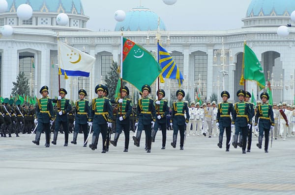 Президент Туркменистана поздравил военнослужащих с Днем защитников Отечества