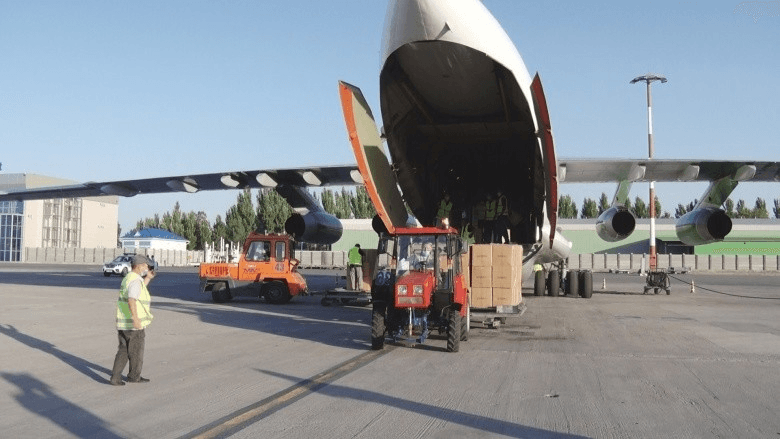 В Бишкек самолетом из Туркменистана доставлены овощи, сантехника и полиэтилен