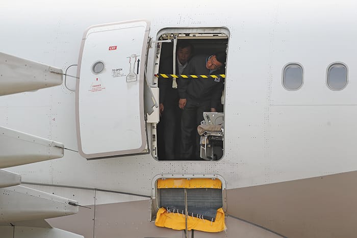 Koreýaly asmanda uçaryň ätiýaçlyk gapysyny açdy