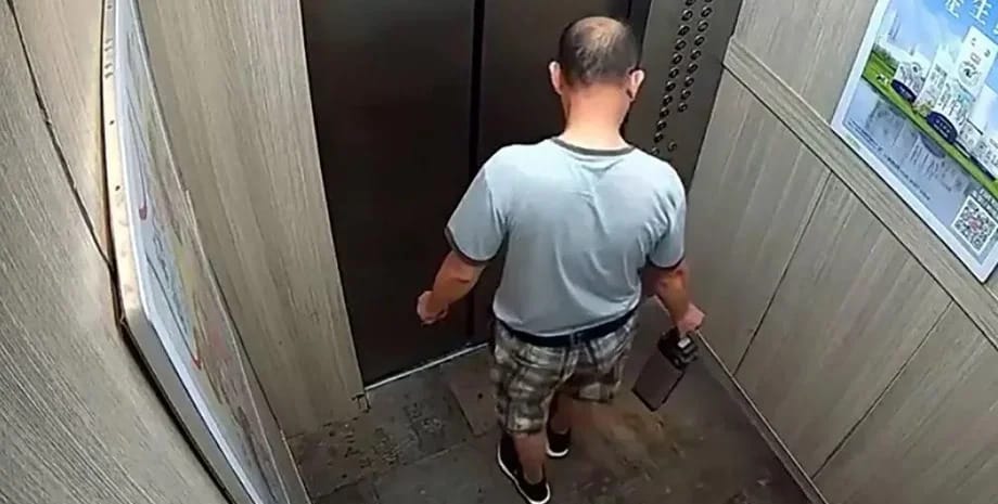 Germaniýada erkek kişi dört gün liftde aç we suwsuz galdy