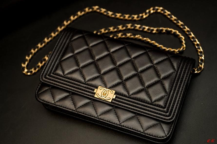 Chanel ввела ограничения на продажу самых популярных сумок