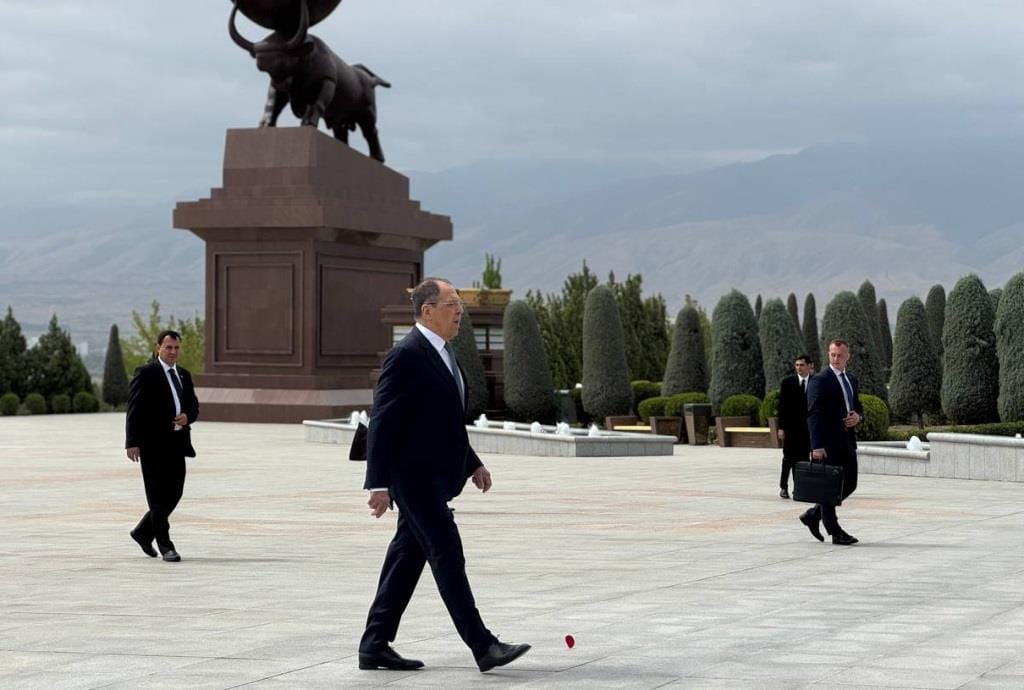 Лавров возложил цветы к памятнику «Вечная слава» в Ашхабаде