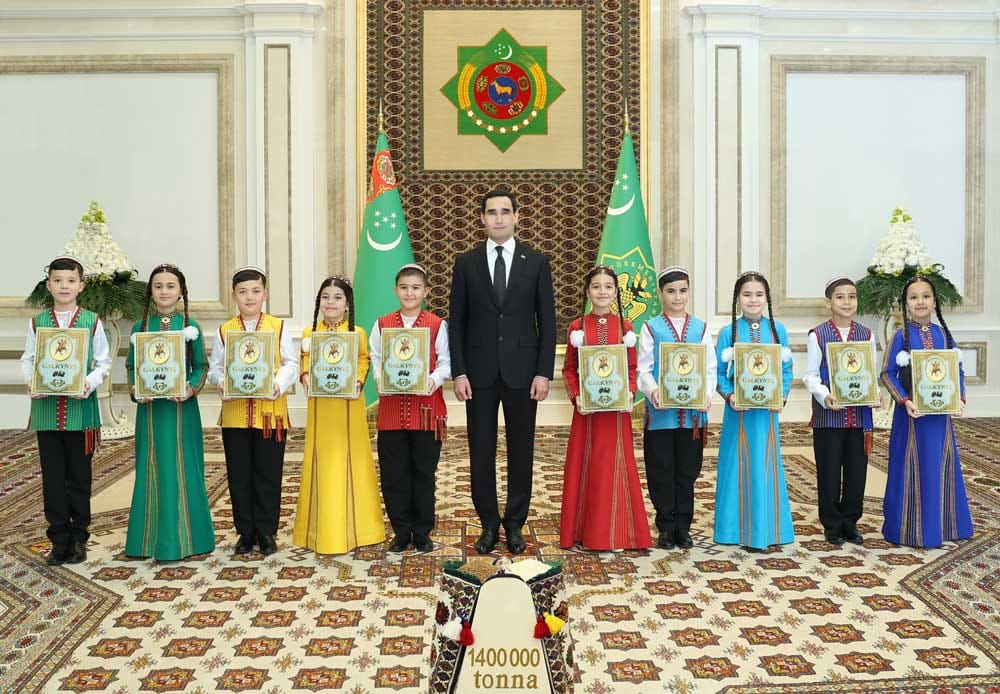 Президенту Туркменистана от имени хлеборобов преподнесён ковёр