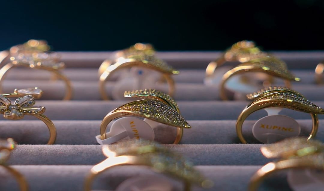 Aşgabatdaky «Xuping Jewelry» dükany gipoallergen bižuteriýasyny hödürleýär